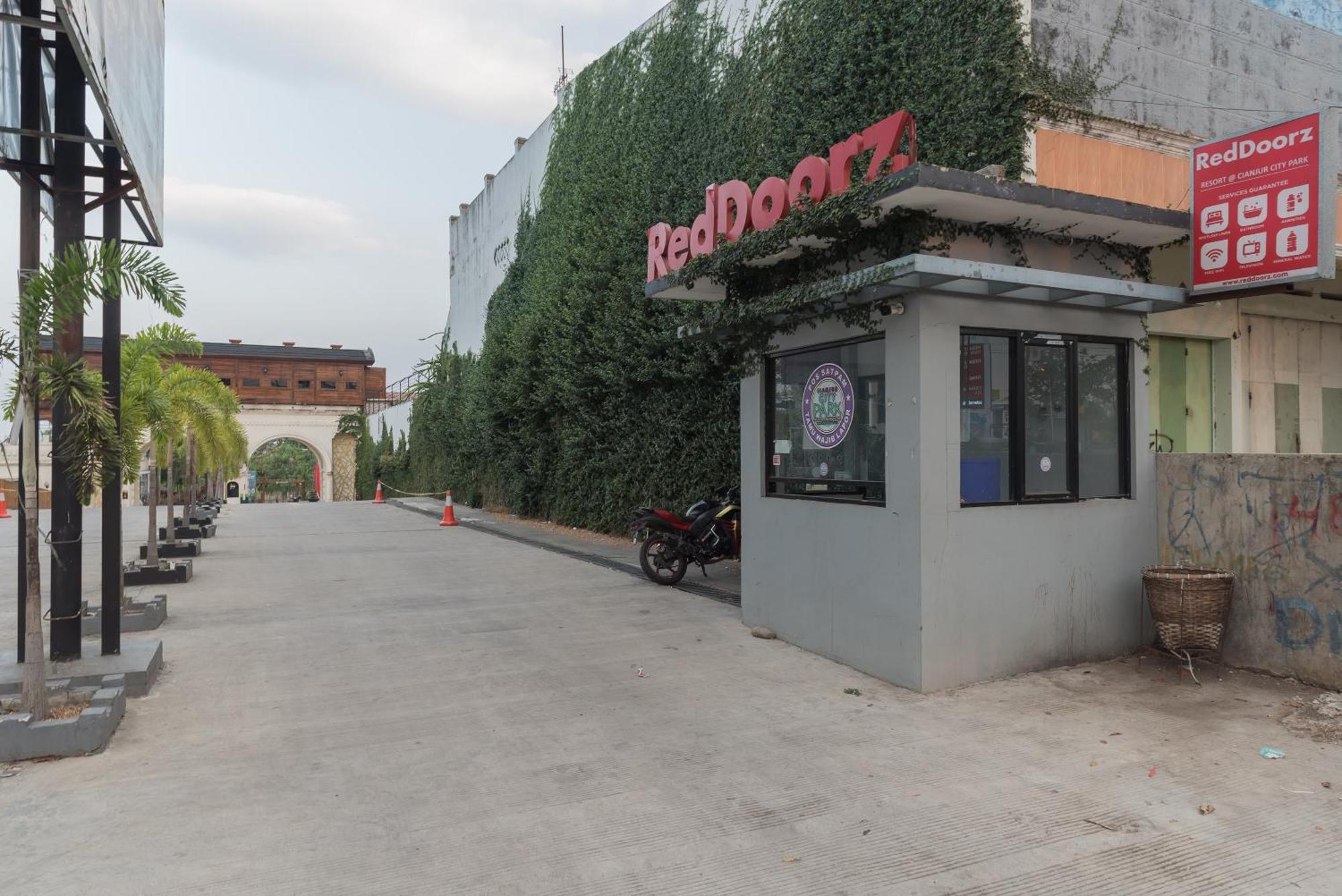 Urbanview Hotel Cianjur City Park By Reddoorz Exterior photo