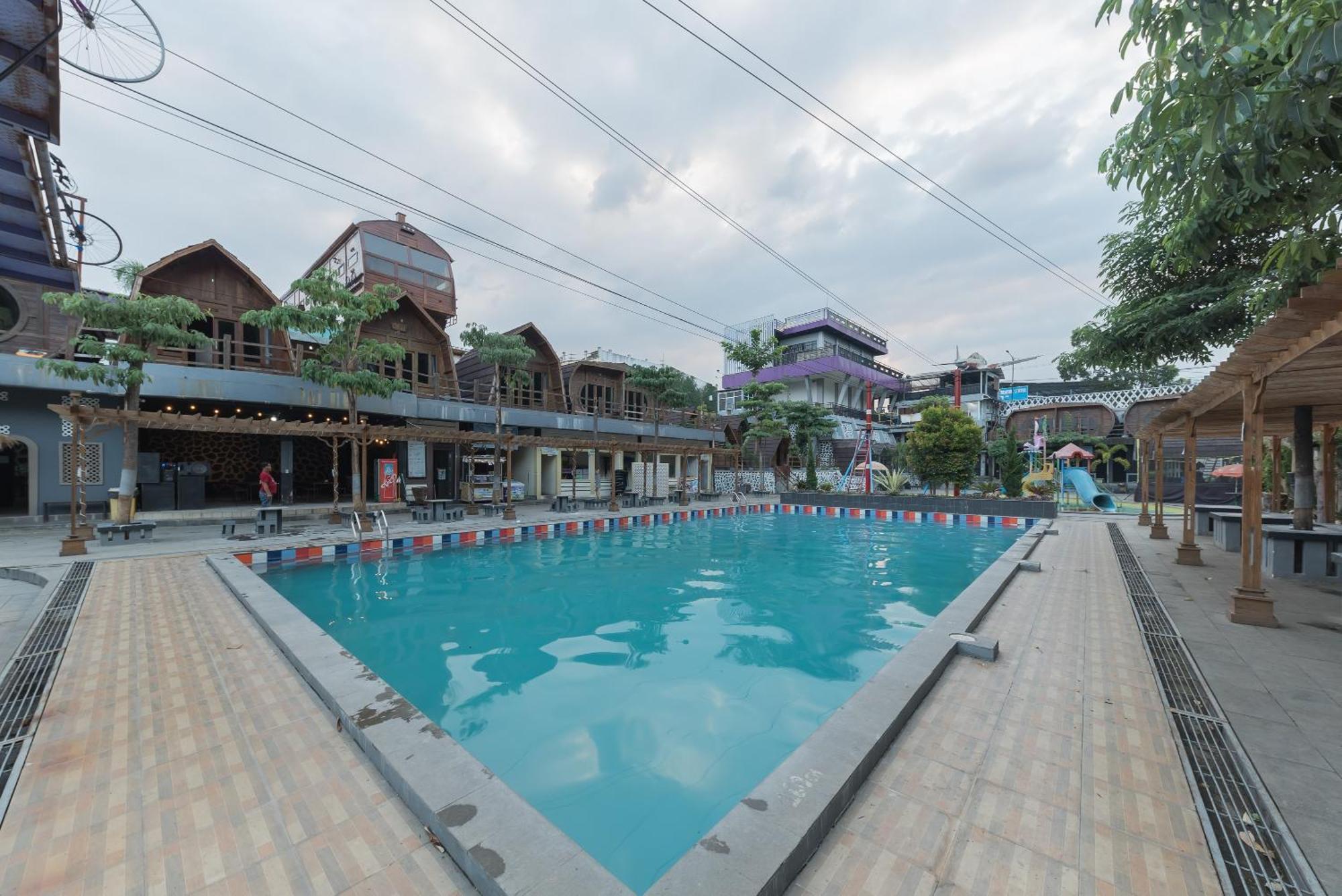 Urbanview Hotel Cianjur City Park By Reddoorz Exterior photo